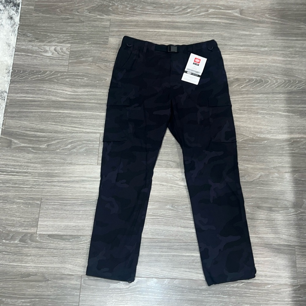 686 Traveler Cargo Pants. Size L. NWT. Black camo.